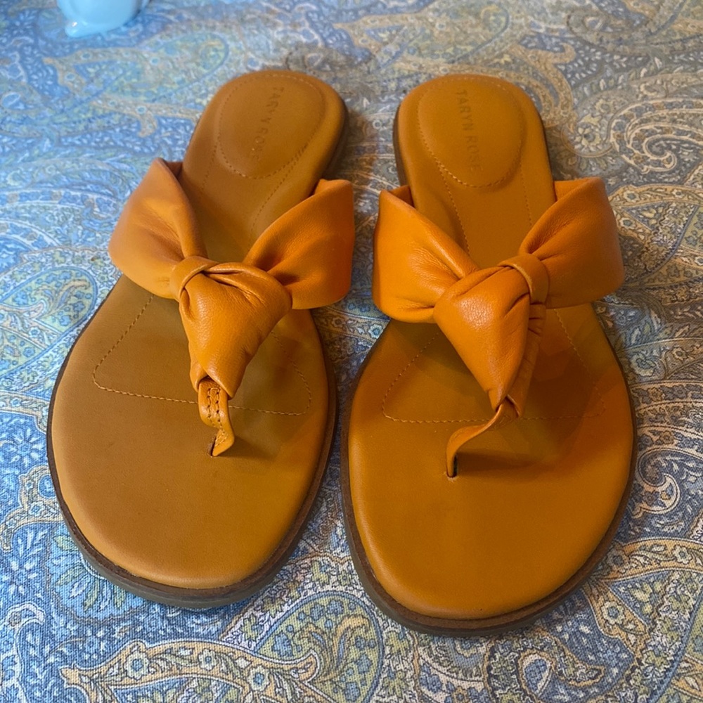 NWOT 8B Taryn Rose Toe Thong flat sandals